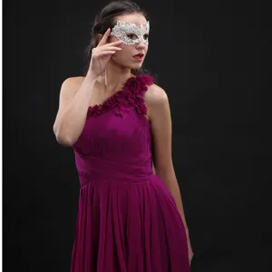 Weisse Spitzenmaske fuer Halloween Party, elegantes und zarte Design, perfekt fuer Kostuembaelle.