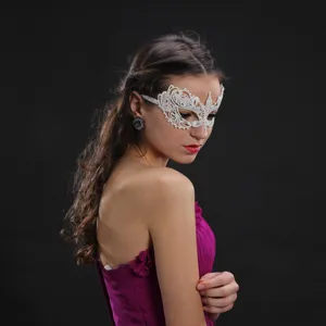 Detailansicht einer weißen Spitzenmaske, getragen von einem Model für Halloween und Partys.