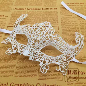 Nahaufnahme des eleganten weißen Spitzenmaske mit Bändern für Maskerade und Partys.