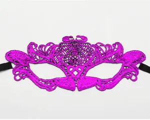 Lila Spitzen Maske fuer Karneval fuer die Party, elegante Kostuem Detail Ansicht.
