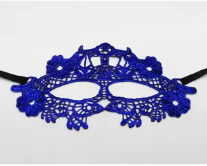 Detailaufnahme der blauen Spitzenmaske für Maskerade, feine Stickerei mit schwarzem Band.