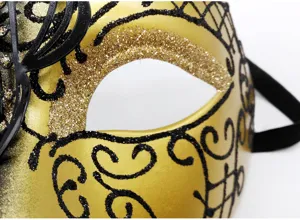 Nahaufnahme Detail der goldenen Maskenball Maske mit schwarzer Glitzer-Spitze und Schmetterling.