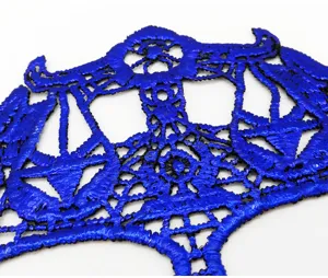 Blaues Spitzenmaske Detail Nahaufnahme, elegante Maskenball Karneval Zubehör, feine Stickerei.