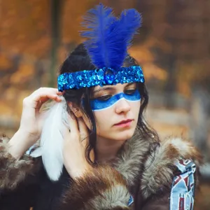 Blaues Pailletten Feder Stirnband Detail Nahaufnahme, Indianer Stil Party Haarschmuck.