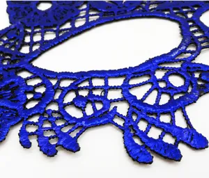 Detailansicht einer königsblauen, metallischen Spitzenmaske für Karneval und venezianische Partys.