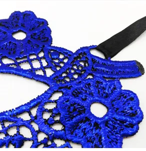 Blaues Spitzen venezianische Maske Detailbild, elegantes Blumenmuster mit schwarzem Band für Party.