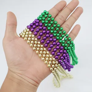 Collar de cuentas de Mardi Gras en oro, púrpura y verde para decoración de fiestas.