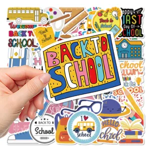 Primo piano del pacchetto di adesivi scolastici colorati, simpatici adesivi di cancelleria.