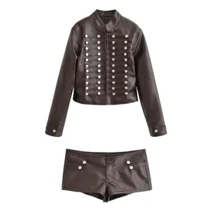 Ensemble veste courte et short en similicuir marron avec détails de boutons stylés.