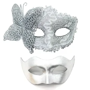 Dettaglio della maschera argento con raffinato design di farfalla in pizzo e finitura metallica.