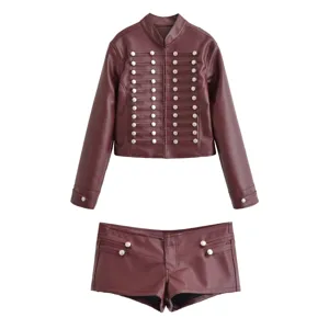 Ensemble veste et short en similicuir bordeaux, orné de boutons métalliques et de nœuds.
