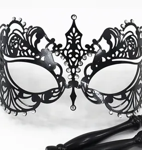 Details van zwart metalen strass Venetiaans masker, filigraan ontwerp voor feest.
