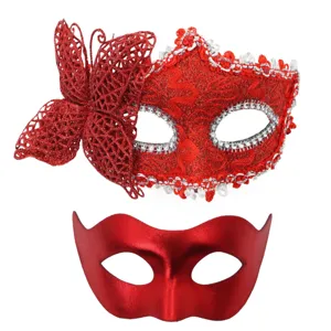 Dettaglio maschera veneziana rossa in pizzo, farfalla glitter e mezza maschera metallica per festa.