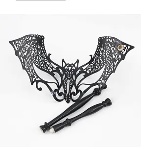 Detailopname van het zwarte ijzeren Halloween halfgezichtsmasker met afneembare handgrepen.