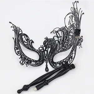 Zwarte metalen lasergesneden masker met afneembaar handvat voor het Halloween feest.