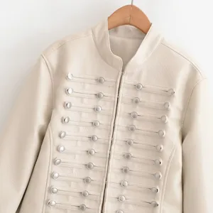Veste militaire en similicuir crème avec boutons métalliques et boucles pour femmes.