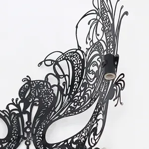 Zwarte metalen opengewerkt masker detail, elegante venetiaanse feest masker voor vrouwen.