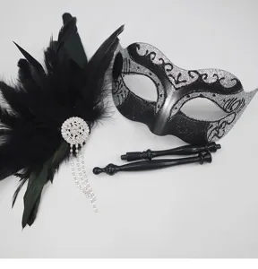 Set maschera di carnevale con nappa di piuma e strass, elegante accessorio per festa nera.