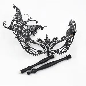 Gedetailleerde close-up van het ingewikkelde opengewerkte metalen Venetiaanse masker.