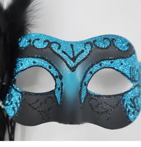 Vista dettagliata della maschera di carnevale con glitter blu e piuma nera elegante.