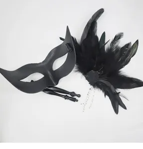 Maschera di carnevale nera con piume rimovibili e bastone per feste ed eventi in costume.