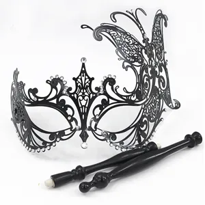 Close-up detail van zwart ijzeren filigraan maskers met strass steentjes en handgrepen.