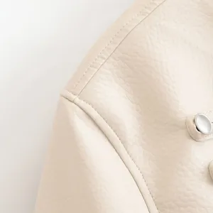 Vue détaillée d'une veste en simili cuir pour femme avec coutures et boutons.