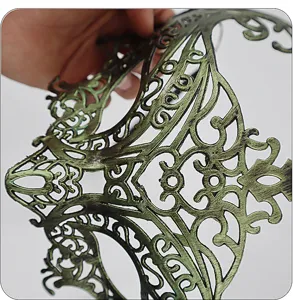 Maschera veneziana vintage per festa, design barocco verde antico per ballo in maschera.
