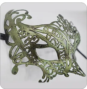 Primo piano dettagliato della maschera verde vintage con elegante motivo in filigrana.