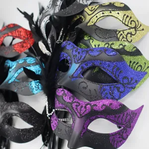 Maschera mezzo viso in maschera con piume glitter per festa in costume elegante.