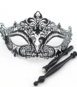 Gedetailleerd overzicht van het zwarte metalen masker met strass-steentjes en handvat.