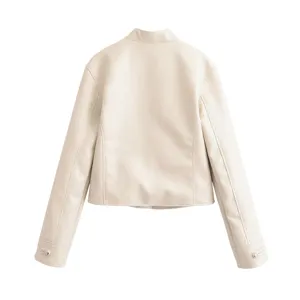 Vue arriere de la veste en similicuir creme chic presentant des details de boutons elegants.