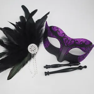 Set maschera mezza faccia da ballo in maschera con molletta per capelli in piuma nera e manico.