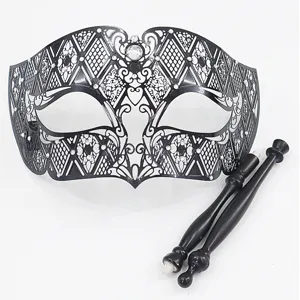 Zwarte metalen filigraan masquerade masker met afneembare stokjes voor feestjes.