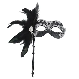 Elegante mascherina di carnevale nera con piume e bastoncino per feste ed eventi speciali.
