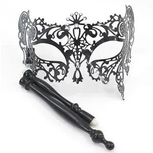 Zwarte metalen venetiaans masker met sprankelende strass-steentjes en afneembare stang.