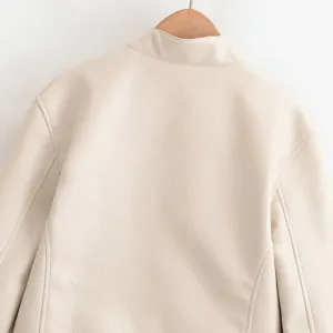 Détail du dos de la veste en similicuir blanc cassé, montrant le col et la texture.