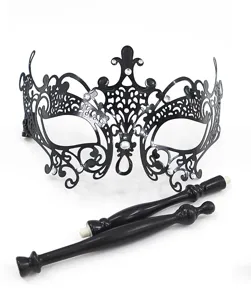 Venetiaans halfgelaat masker met strass steentjes en zwarte afneembare handvatten.