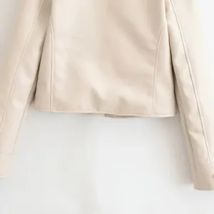 Détail du dos d'une veste courte en similicuir beige, vêtement élégant aux finitions soignées.