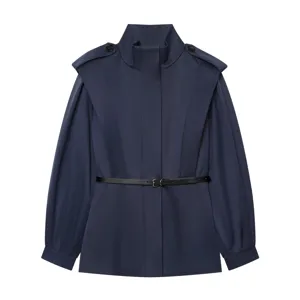 Détail de manteau col montant bleu foncé, ceinture élégante et design d'épaule femme.