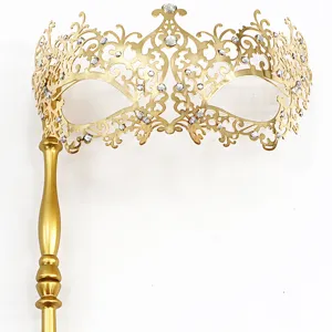 Gouden filigraan masquerademasker met afneembaar handvat en sprankelende strass steentjes.