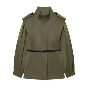 Veste verte col montant femme avec ceinture minimaliste elegante vetement haut mode.