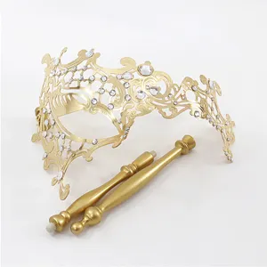 Close-up detail van gouden masquerade masker met strass-steentjes en afneembare handgrepen.