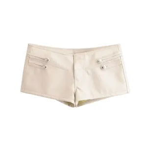 Vue détaillée de shorts en similicuir beige élégants pour femmes avec boutons décoratifs.