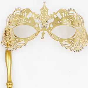 Close-up detail van het luxe gouden opengewerkte Venetiaanse masker met sprankelende strass.