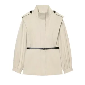 Vue detaillee de la veste beige femme col epaule et ceinture design mode elegante chic