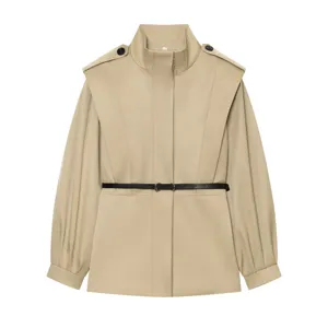 Détail de trench-coat beige avec col montant élégant, épaulettes et ceinture fine.