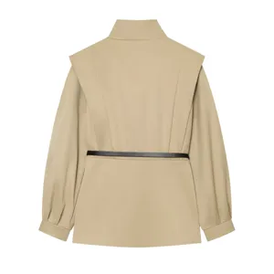 Détail du trench-coat minimaliste pour femme, dos khaki avec ceinture élégante et col montant.