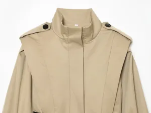Détail de trench-coat kaki, col montant, élégantes pattes d'épaule et boutons noirs.