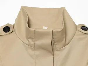 Détail de col de trench minimaliste pour femme, manteau kaki classique avec des boutons.